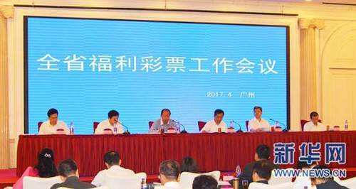 萧海龙也是一个颇有名气的富二代，每天过的日子也是锦衣玉食，被无数人围在跟前。